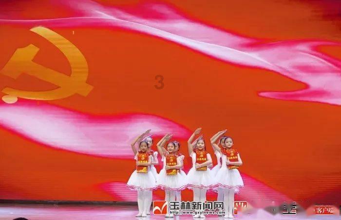 如何与人前一套背后一套的人和谐相处？游戏画面