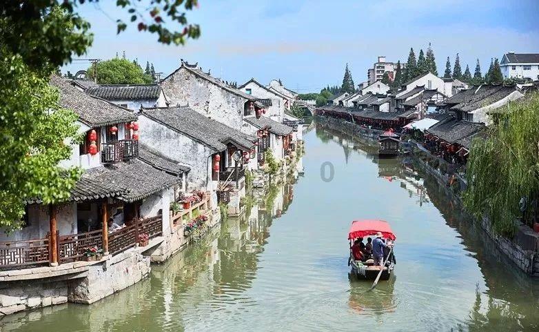 醉酒男子不慎跌落河中，消防人员紧急营救！